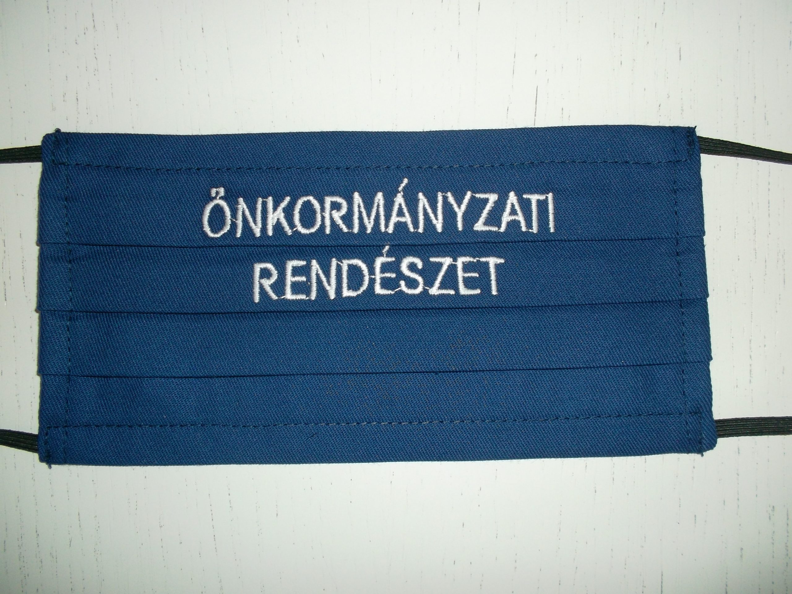 1 db királykék, pamut (fehér) ÖNKORMÁNYZATI RENDÉSZET Hímzéssel készült maszk