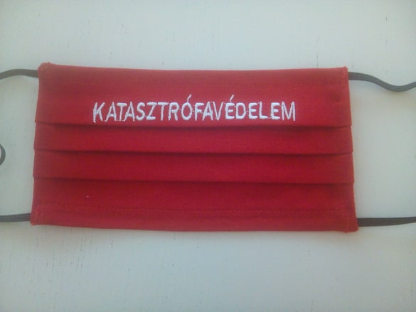 1 db piros, pamut KATASZTRÓFAVÉDELEM Hímzéssel készült maszk