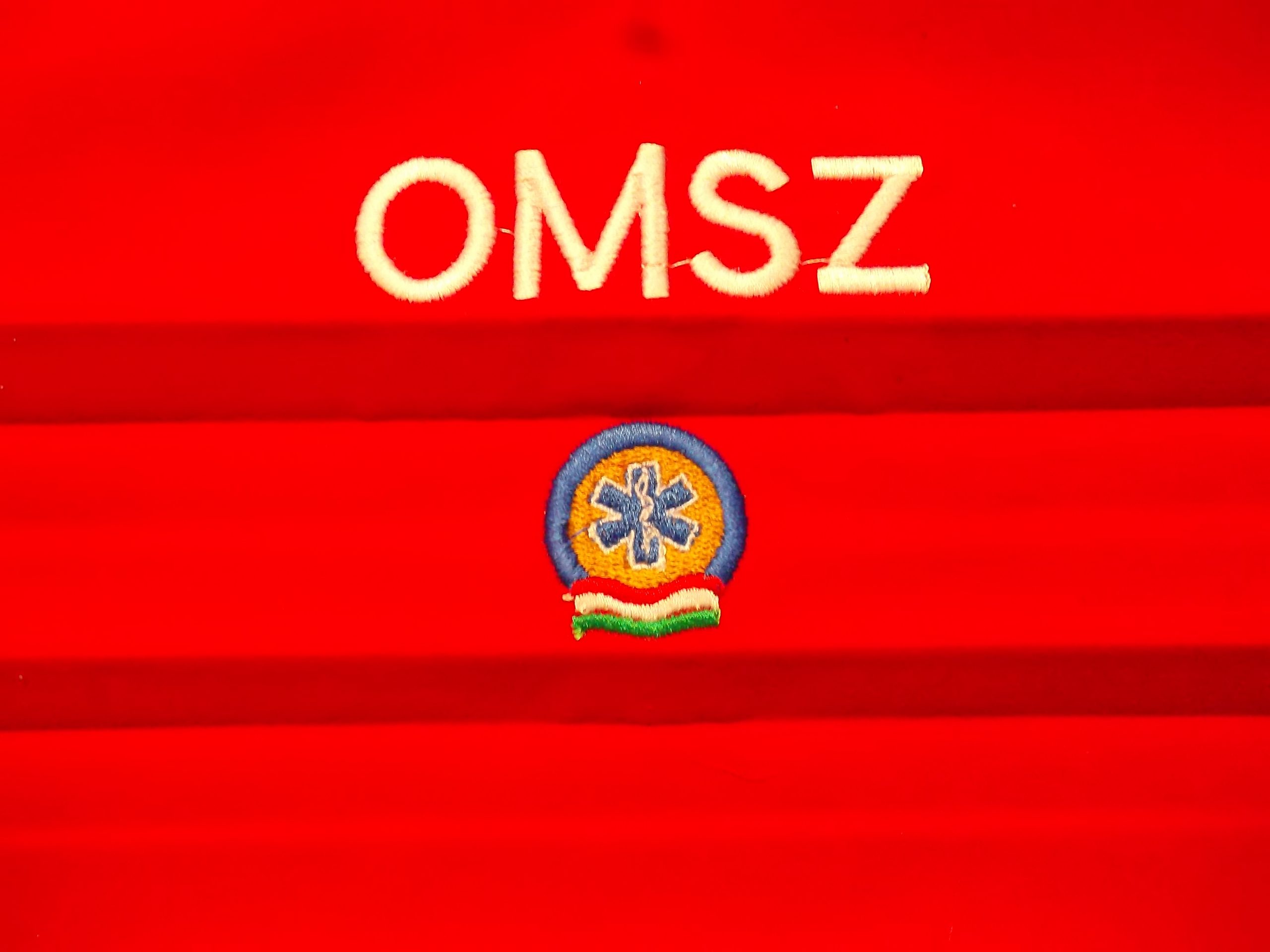 1 db piros, pamut, (fehér) OMSZ szöveggel + logo-val hímzett, textil szájmaszk - Image 2