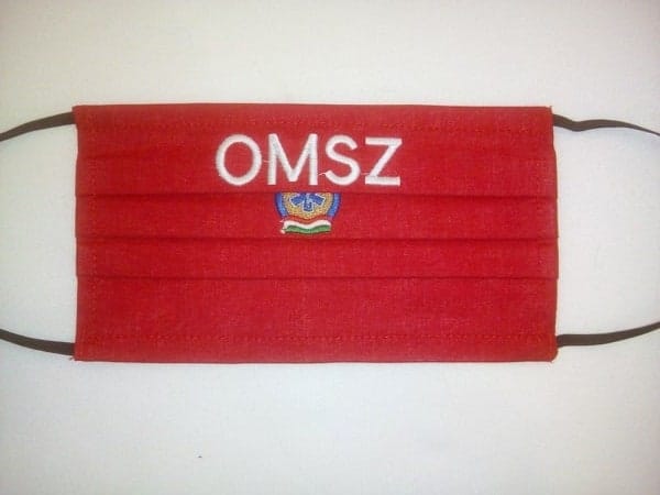 1 db piros, pamut, (fehér) OMSZ szöveggel + logo-val hímzett, textil szájmaszk