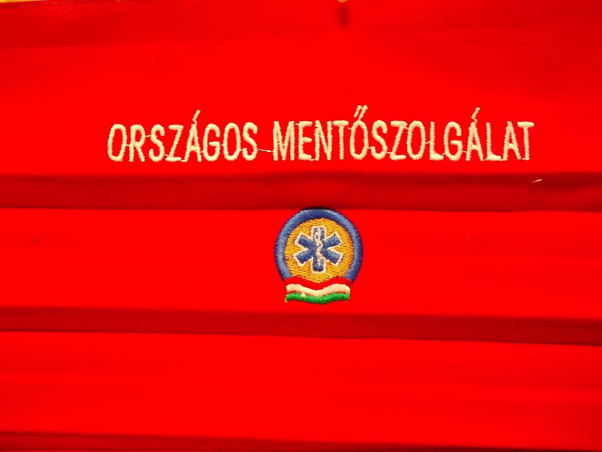 1 db piros, pamut, (fehér) ORSZÁGOS MENTŐSZOLGÁLAT szöveggel+ logo hímzett maszk - Image 2