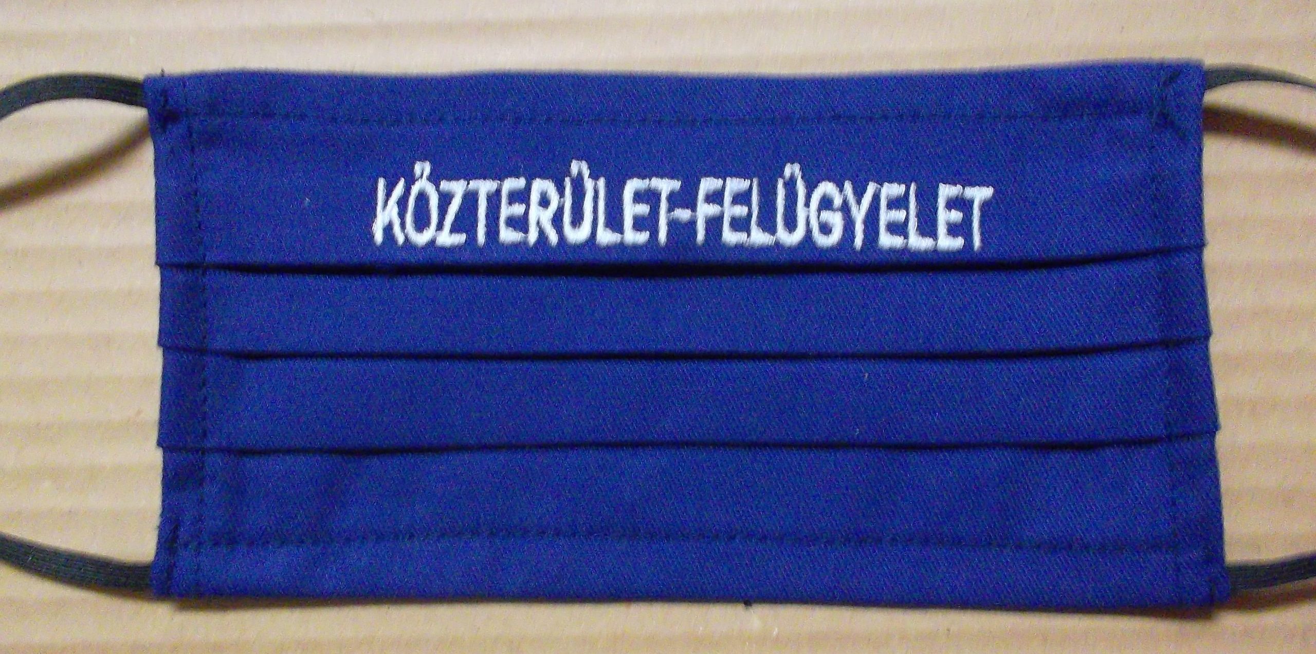 1 db királykék, pamut (fehér) KÖZTERÜLET-FELÜGYELET Hímzéssel készült maszk