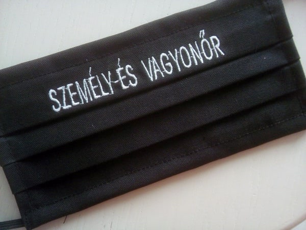 1 db fekete, pamut SZEMÉLY- ÉS VAGYONŐR hímzéssel készült maszk