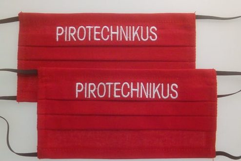 2db egyedi névvel (egy sor) hímzett textil szájmaszk