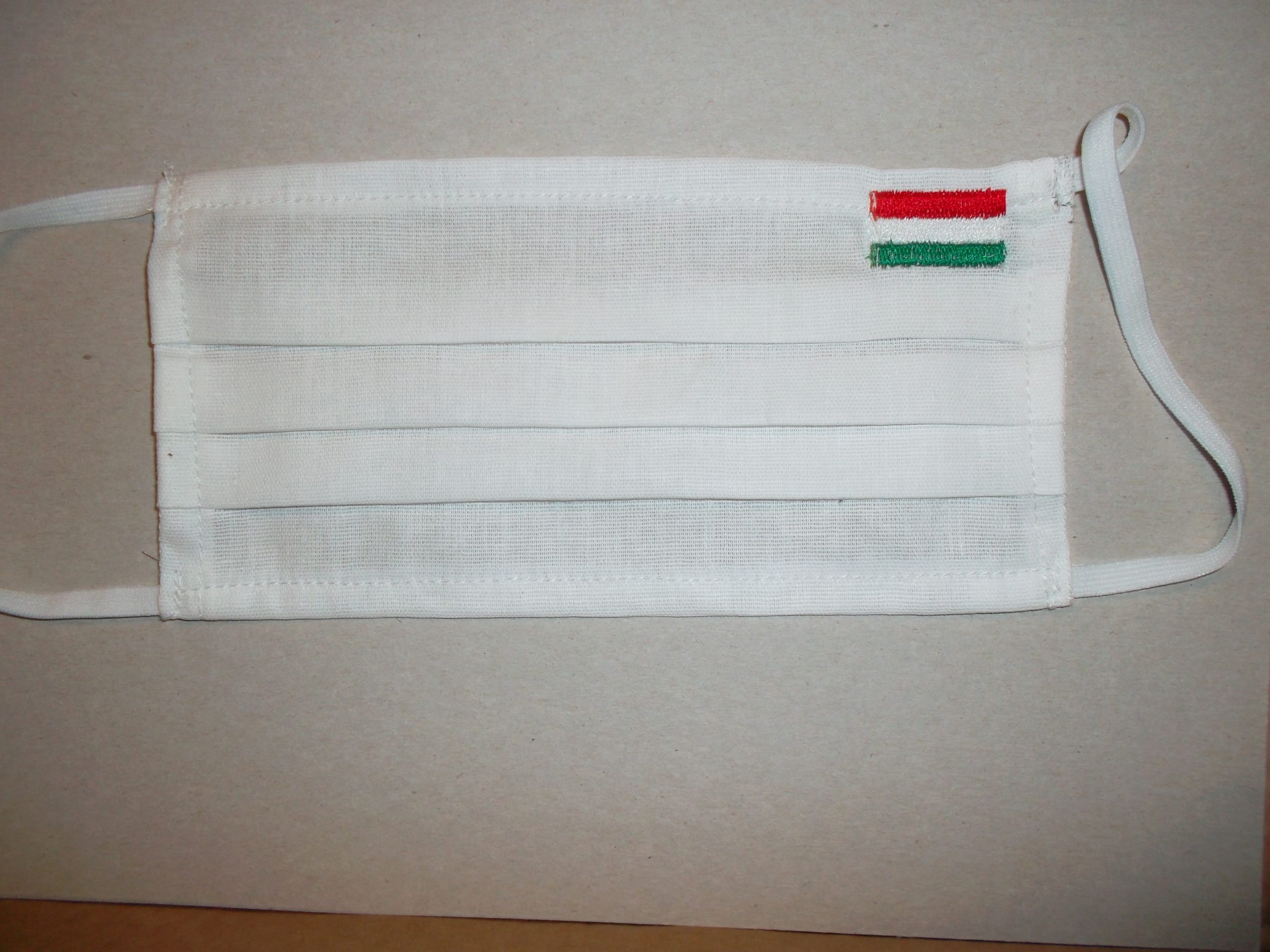 1 db fehér Textil szájmaszk -Magyar zászló hímzéssel