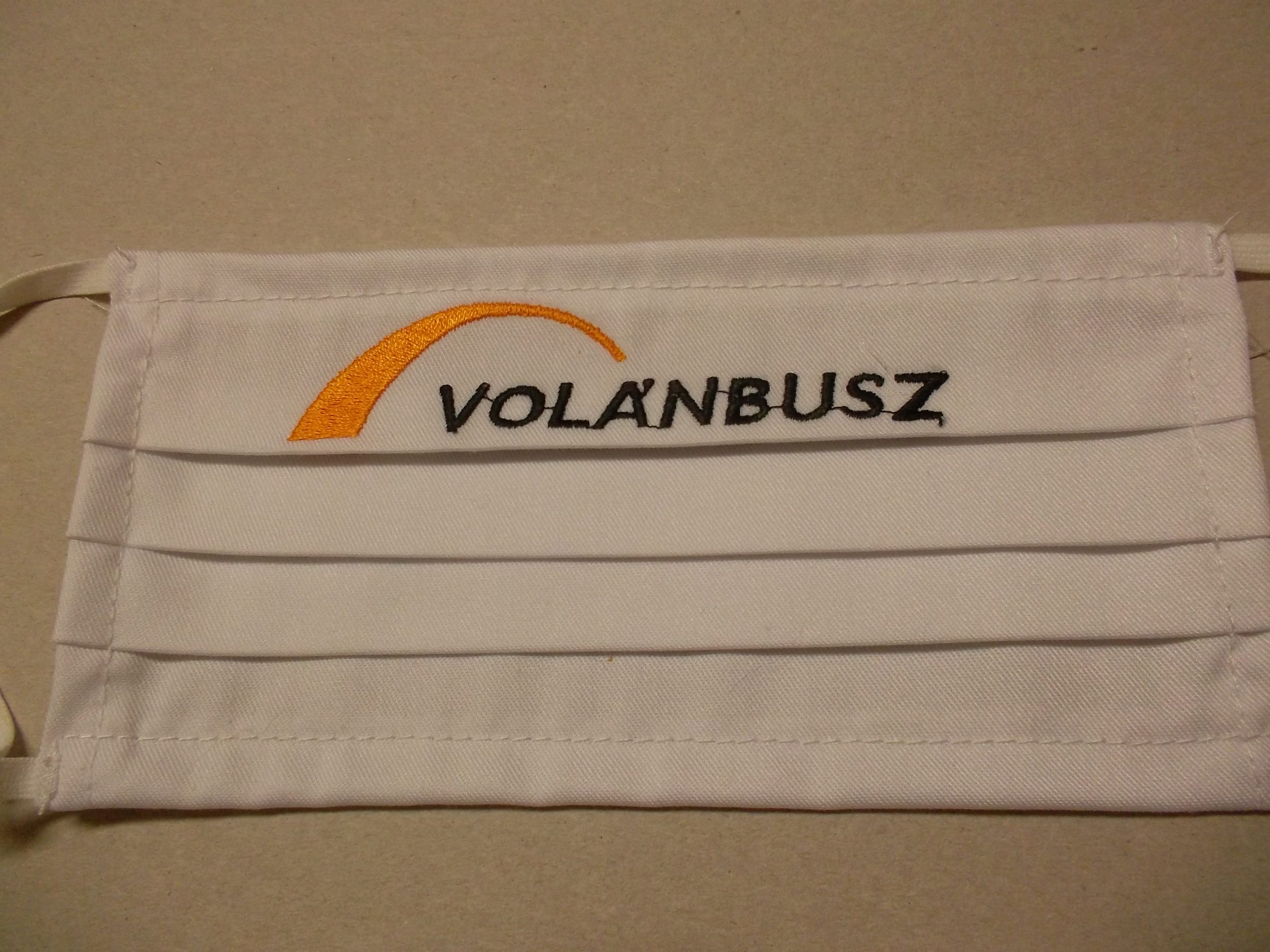 1 db fehér, VOLÁNBUSZ hímzéssel készült textil szájmaszk